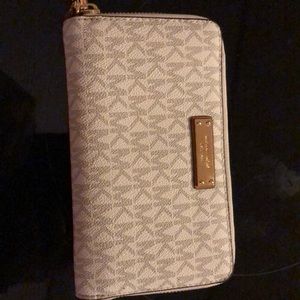 Michael Kors Large Leather Smartphone Wristlet